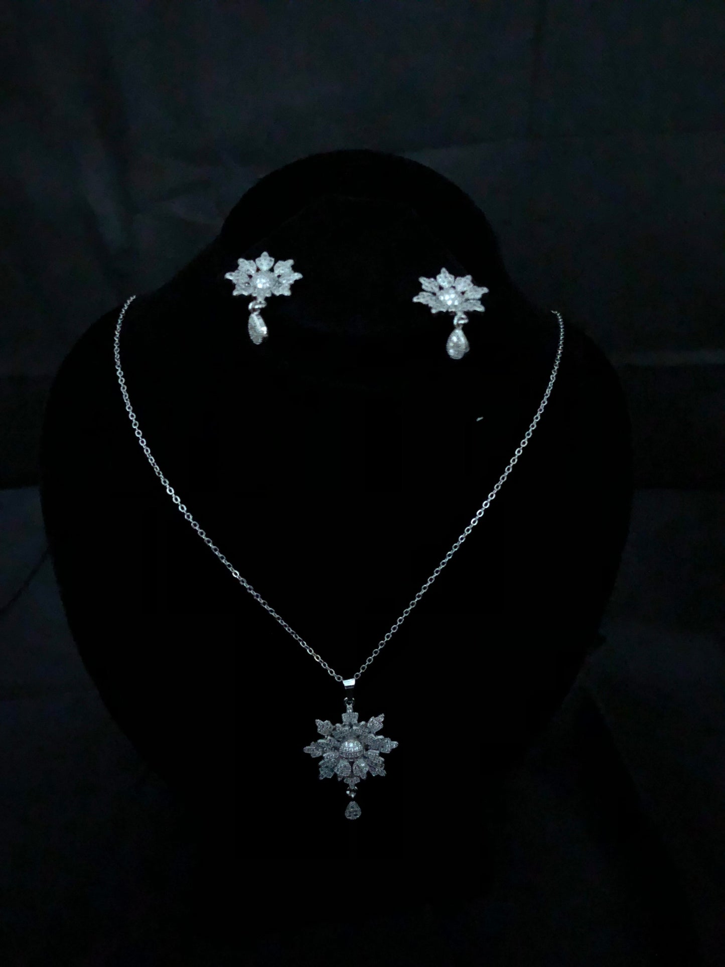 Frosted Elegance Pendant Set
